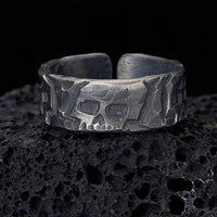 Handgefertigter Segensring mit Skelettmuster von KarmaRipple aus 999er Sterlingsilber