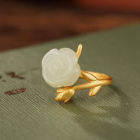 KarmaRipples Glücksring aus 925er Sterlingsilber mit Goldbeschichtung und Rosenblüte aus Hetian-Elfenbein-Jade