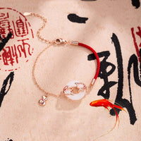 KarmaRipples Armband mit Doppel-Koi-Fisch-Friedensschnalle aus elfenbeinfarbener Jade, zieht Glück an und ist ein Talisman