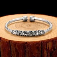Armreif mit Peace-Zeichen „Om Mani Padme Hum“ von KarmaRipple