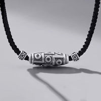 KarmaRipples Halskette mit Schutzseil-Anhänger aus 999er Sterlingsilber mit Neun-Augen-Dzi-Perlenmuster