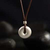 KarmaRipples Halskette mit rundem Peace-Schnallen-Schutzanhänger aus 999er Sterlingsilber