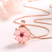 KarmaRipples Halskette mit beruhigendem Anhänger in Form eines rosa Edelsteins mit Herz und Blume