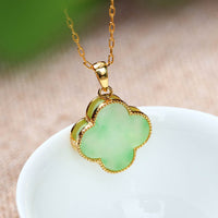 Halskette mit Glücksbringer-Anhänger aus Jade mit vierblättrigem Kleeblatt von KarmaRipple