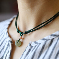 KarmaRipples authentische Halskette mit rundem Jade-Anhänger „Peace Buckle“ und Lotus-Abundance-String 