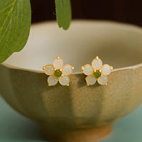 Ohrstecker „Glücksblume“ aus Hetian-Jade von KarmaRipple, 925er Sterlingsilber