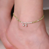 KarmaRipples Fußkettchen „Peace“ aus 925er Sterlingsilber mit quadratischer Peridot-Perlenarbeit