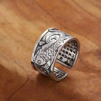 KarmaRipples Ring mit geschnitztem Koi-Fisch-Herz-Sutra-Design für Glück und Reichtum