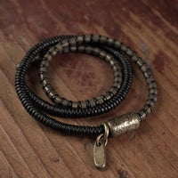 KarmaRipples ausgleichendes mehrlagiges Armband aus tibetischem Ebenholz mit Perlenstickerei in Bronze