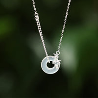 KarmaRipple Halskette mit Glücksanhänger aus 925er Sterlingsilber mit Tulpen-Chalcedon und Peace-Schnalle