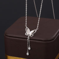 KarmaRipples Halskette mit Anhänger „Calm“ aus 999er Sterlingsilber mit Tridacna-Stein und Schmetterling