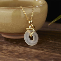 KarmaRipples Halskette mit positivem Anhänger „Jahr der Schlange“ aus 925er Sterlingsilber mit Chalcedon und Peace-Schnalle