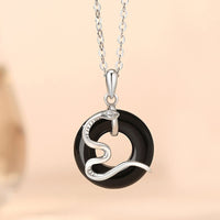 KarmaRipples Halskette mit Anhänger „Jahr der Schlange“ aus 925er Sterlingsilber mit schwarzem Onyx und Chalcedon und Peace-Schnalle