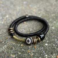 KarmaRipples Doppelwickelarmband aus Ebenholz, grünem Sandelholz, bronzefarbenem Messing, Dzi-Perlen, schwarzem Onyx, ruhigem Armband