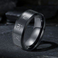 Schwarzer Jambhala Mantra Balance-Ring aus Titanstahl von KarmaRipple