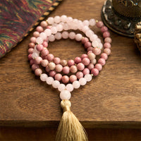 KarmaRipples 108 Mala-Perlenarmband mit Rhodonit- und Rosenquarzquaste