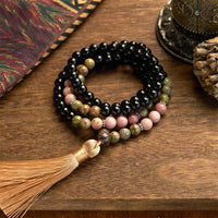 KarmaRipples 108 Mala-Perlenarmband mit schwarzem Jaspis, Rhodonit und Khaki-Quaste