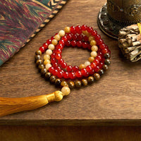 KarmaRipples 108 Mala-Perlenarmband mit rotem Achat, Tigerauge und gelber Quaste, ruhiges Armband