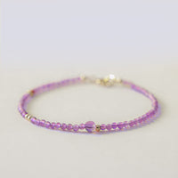 KarmaRipples 2 mm ultradünnes Perlenarmband aus authentischem Amethyst und 14 Karat vergoldeter Bronze für die Meditation zum Thema innerer Frieden