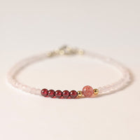 KarmaRipples 2 mm Rosenquarz-Granat-Erdbeerquarz-Ultradünnes Perlenarmband zum Ausgleichen der Energie 