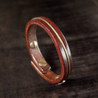KarmaRipples Vintage-Armreif aus Leder mit bronzefarbenem Messingdraht