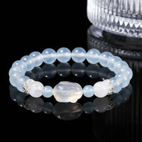 KarmaRipples Armband mit emotionaler Balance aus blauem Chalcedon und Elfenbeinachat und Kaninchenmotiv