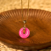 KarmaRipples Halskette mit Glücksanhänger aus lila Jade mit Peace-Schnalle