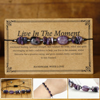Kraftvolles Armband „Live In The Moment“ von KarmaRipple mit Charoit-Hämatit