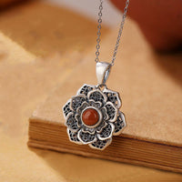 KarmaRipples tibetische Halskette mit Anhänger „Om Mani Padme Hum“ im Lotus-Muster, roter Achat, Bronze, Peace