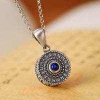 KarmaRipple's Halskette mit Anhänger „Om Mani Padme Hum“ aus Lapislazuli mit Liebes- und Friedenssymbol aus 925er Sterlingsilber