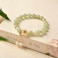 Armband „Glück und Fülle“ aus Hetian-Jade mit Blumenperlen von KarmaRipple