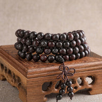KarmaRipples Armband aus 925er Sterlingsilber mit eingelegten kleinen Blättern aus rotem Sandelholz mit Om Mani Padme Hum-Zeichen, glückverheißenden Wolken und Schutz