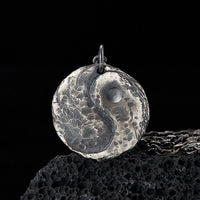 KarmaRipples Halskette mit Yin-Yang-Hammer-Textur und Balance-Anhänger aus 990er Sterlingsilber