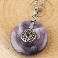KarmaRipples Halskette mit Anhänger mit Lotus-Anhänger und verschiedenen Edelsteinen, Amethyst und rosa Edelsteinen