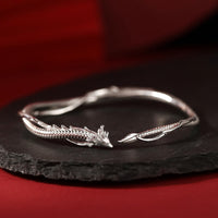 KarmaRipples Armreif aus 925er Sterlingsilber mit dem Motiv „Jahr des Drachen“ aus Glücksmetall