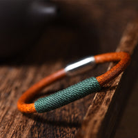 KarmaRipples handgefertigtes Armband aus tibetischem Leder mit der Fünf-Elemente-Glücksschnur und geflochtener Schnalle