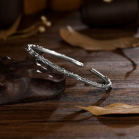 KarmaRipple's 925 Sterling Silber Handgefertigter Schutzarmband-Armreif mit Rankengravur