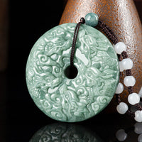 KarmaRipples Halskette mit Schutzanhänger „Jahr des Drachen“ aus authentischer Jade mit neun Drachen und Friedensschnalle