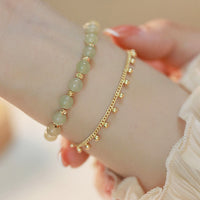 KarmaRipples 14 Karat vergoldetes, zweilagiges Armband aus Hetian-Jadeperlen für Glück und Wohlstand
