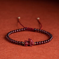 KarmaRipples Granat-Zinnober-PiXiu-Segen-Armband mit ruhiger Schnur