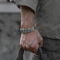 KarmaRipples Armreif mit ausgleichender Retro-Linienstruktur