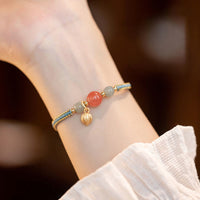 KarmaRipples Armband aus rotem Achat und Jade mit Lotusmotiv und beruhigender Zuversicht