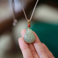 KarmaRipples Halskette mit Anhänger „Lachender Buddha“ aus Hetian-Jade für Reichtum und Wohlstand