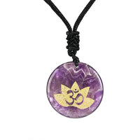 KarmaRipples Halskette mit OM-Lotus-Symbol und verschiedenen Edelsteinen, Amethyst und Tigerauge, ausgleichender Anhänger