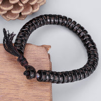 KarmaRipples tibetisches Perlenarmband aus Kokosnussschalen mit eingraviertem Om Mani Padme Hum Mantra und positiver Schnur