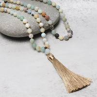 KarmaRipples Mala-Armband mit 108 Amazonitperlen und Quasten