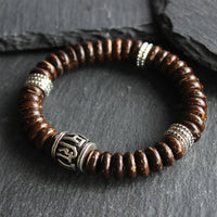 KarmaRipples authentisches tibetisches Kokosnussschalen-Armband „Om Mani Padme Hum“