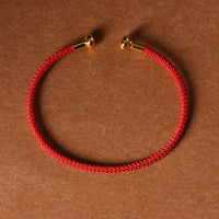Handgefertigtes Fortune Braid String Armreif im schlichten Design von KarmaRipple