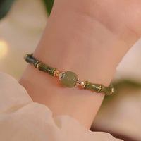 Glücksarmband mit Peridot-Hetian-Jade und Bambusmuster von KarmaRipple, 14 Karat Bronze
