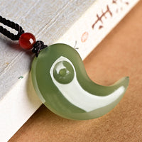 KarmaRipples Halskette mit Yin-Yang-Anhänger aus Elfenbein-Jade und Cyan-Jade, Schutzsegen